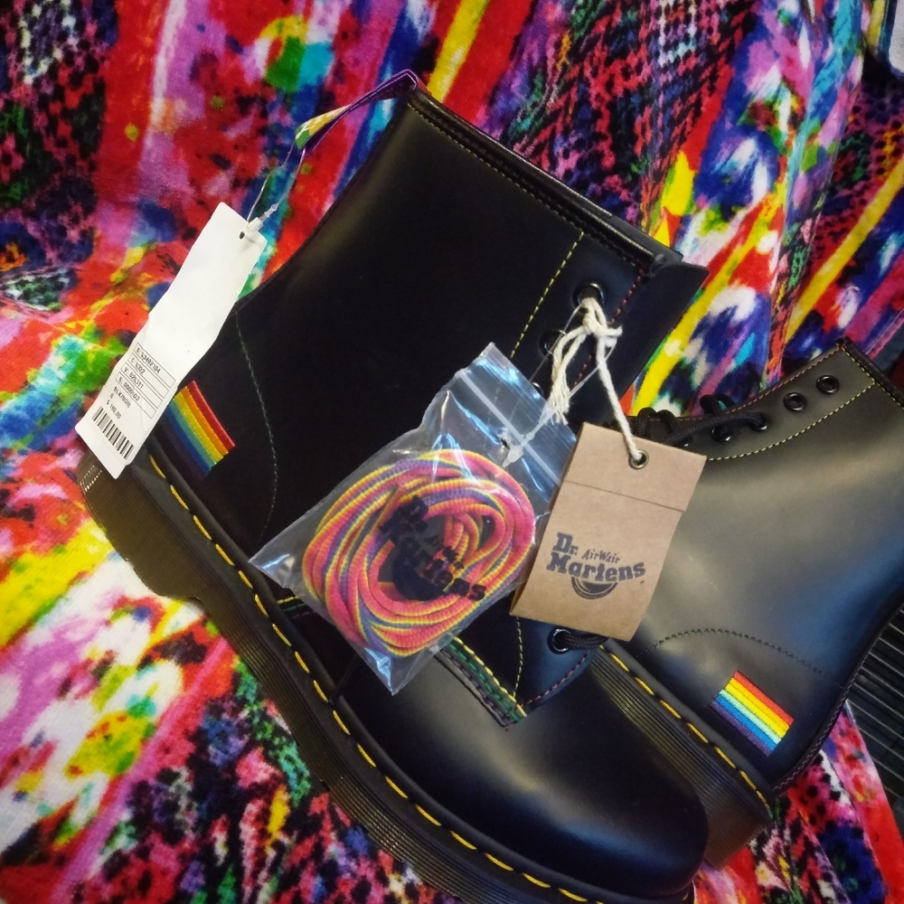 BNWT Limited Edition Rainbow PRIDE Dr.Martens sz10